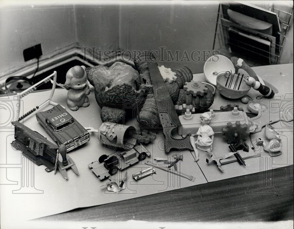 1966 Press Photo Dangerous Christmas toys,new bans in place - Historic Images