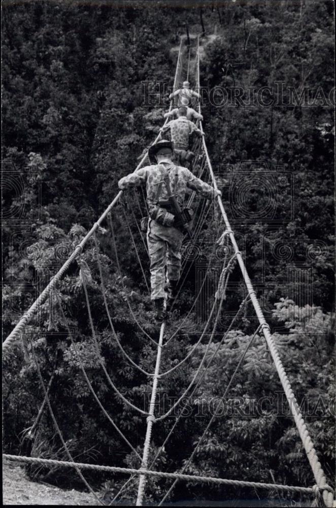 Press Photo US military learning how to construct a rope bridge - Historic Images