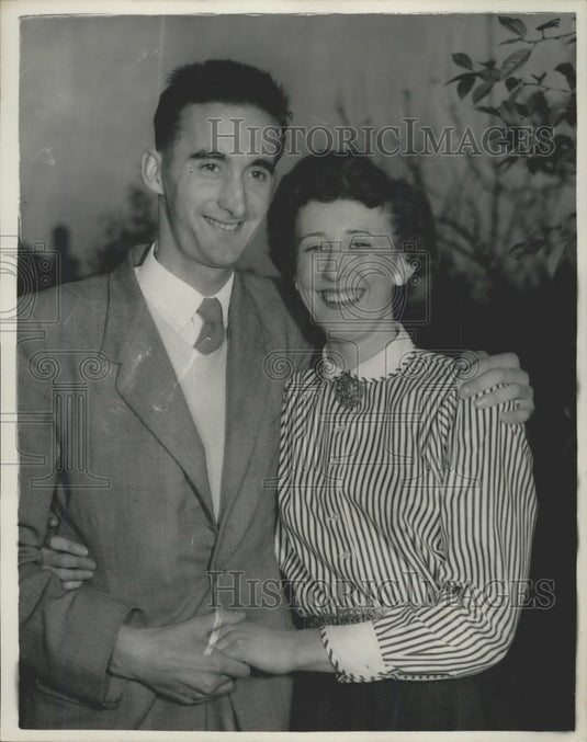 1955 Press Photo Gordon Pirie Engaged To Shirley Hampton - Historic Images