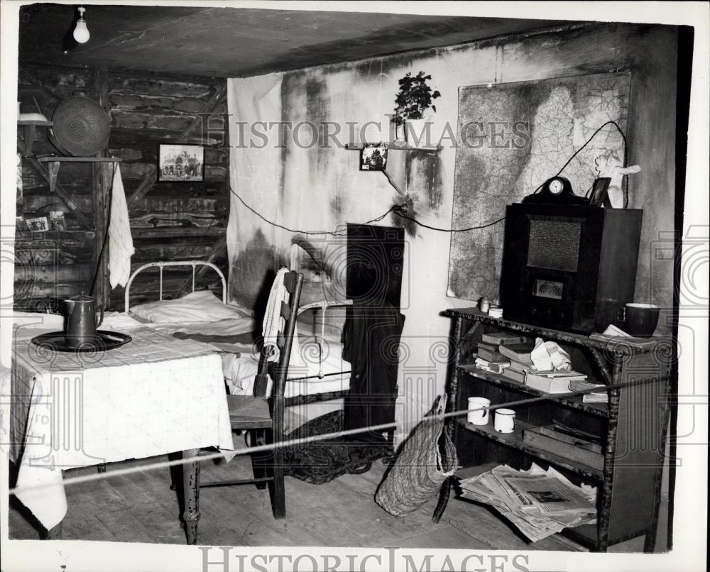 1958 Press Photo view of the Bedroom inside the refugee hut - Historic Images