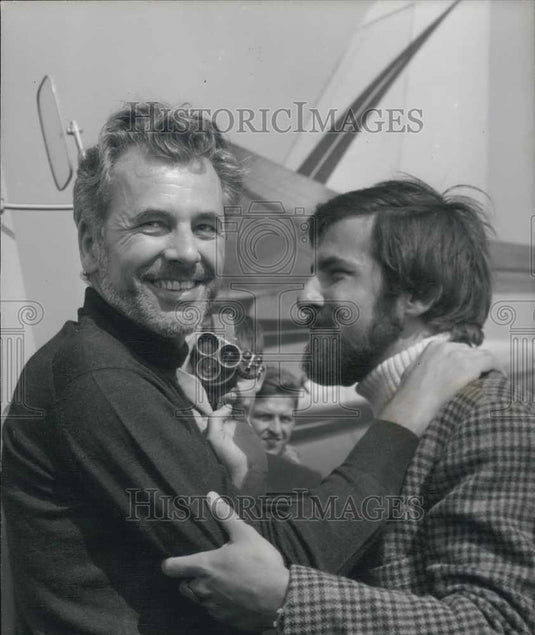 1969 Press Photo Released Journalist Georges Pechenier Czechoslovakia Embraces - Historic Images
