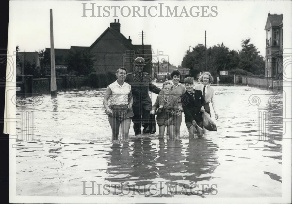 1958 Press Photo Flood waters-eight feet deep at Wickford, Essex - Historic Images