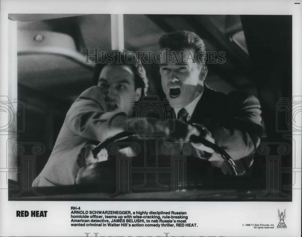 1988 Press Photo Arnold Schwarzenegger and James Belushi in Red Heat - cvp22987 - Historic Images