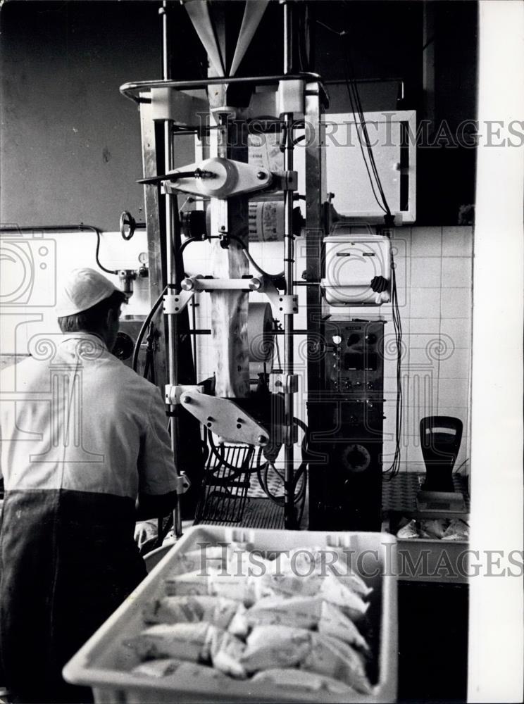 Press Photo propac machine which fills and seals the Polymaid bags - Historic Images