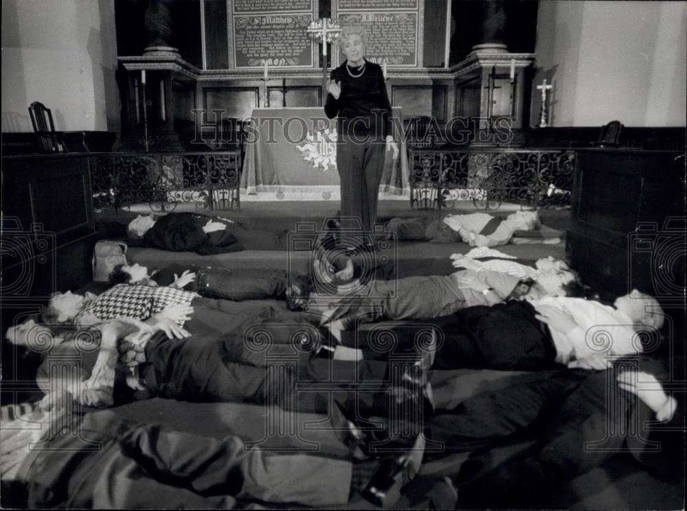 1977 Press Photo Miss Laura Mitchell With Class in the Church of Mary Woolnoch - Historic Images