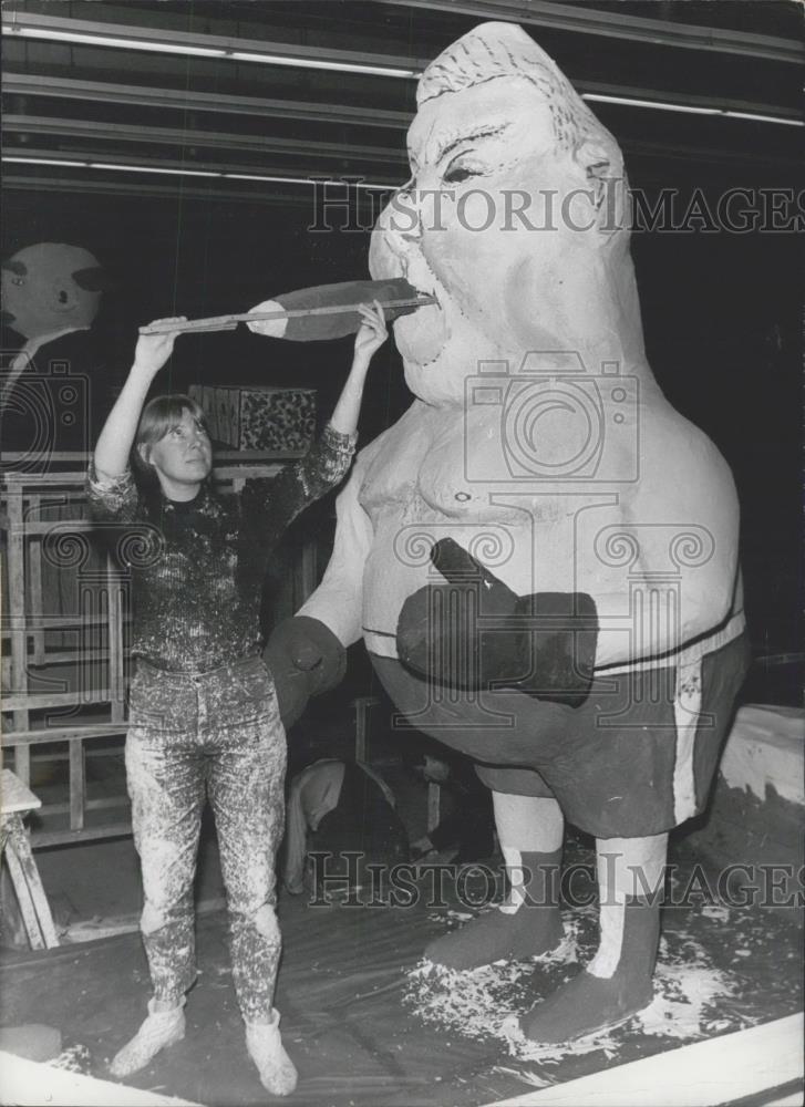 1966 Press Photo sculptor and caricature of De Gaulle - Historic Images