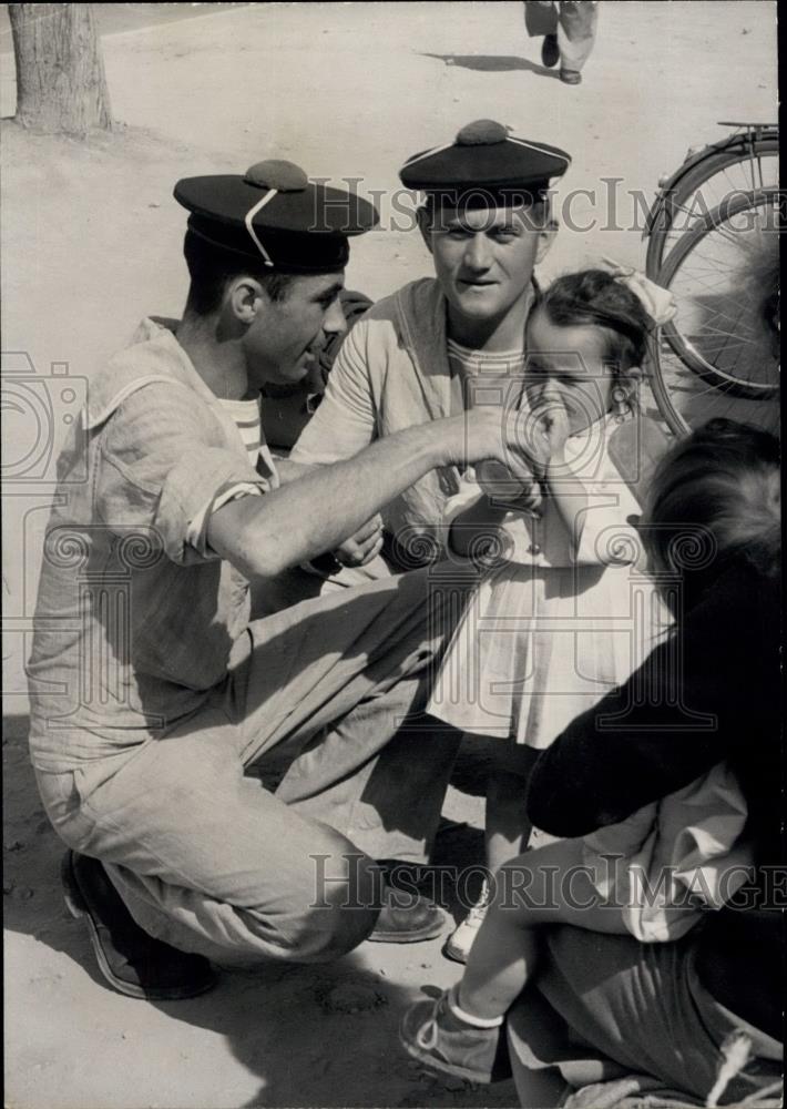 1960 Press Photo French soldiers feed baby girl at Agadir earthquake area - Historic Images