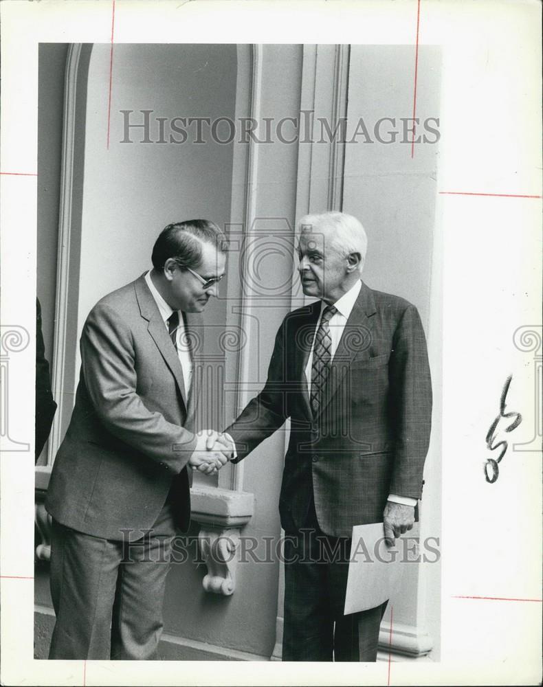 Press Photo Two Men Shaking Hands - Historic Images