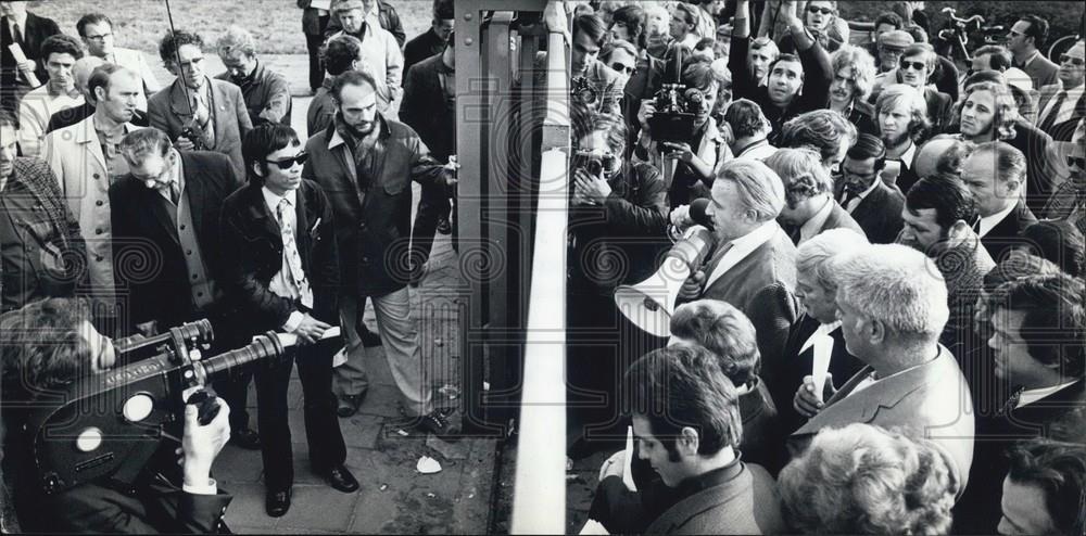 1972 Press Photo German AKZO- workers in sympathy with Enka occupants - Historic Images