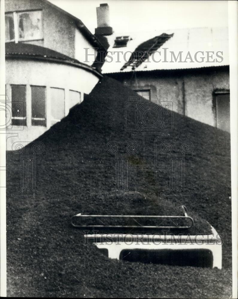 1973 Press Photo Volcano island "Veatmanna" are now nearly buried in Pumice and - Historic Images