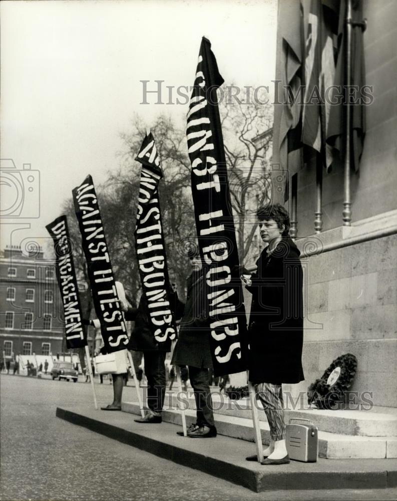 1964 Press Photo Ban The Bomb protestors in Trafalgar Square. - Historic Images