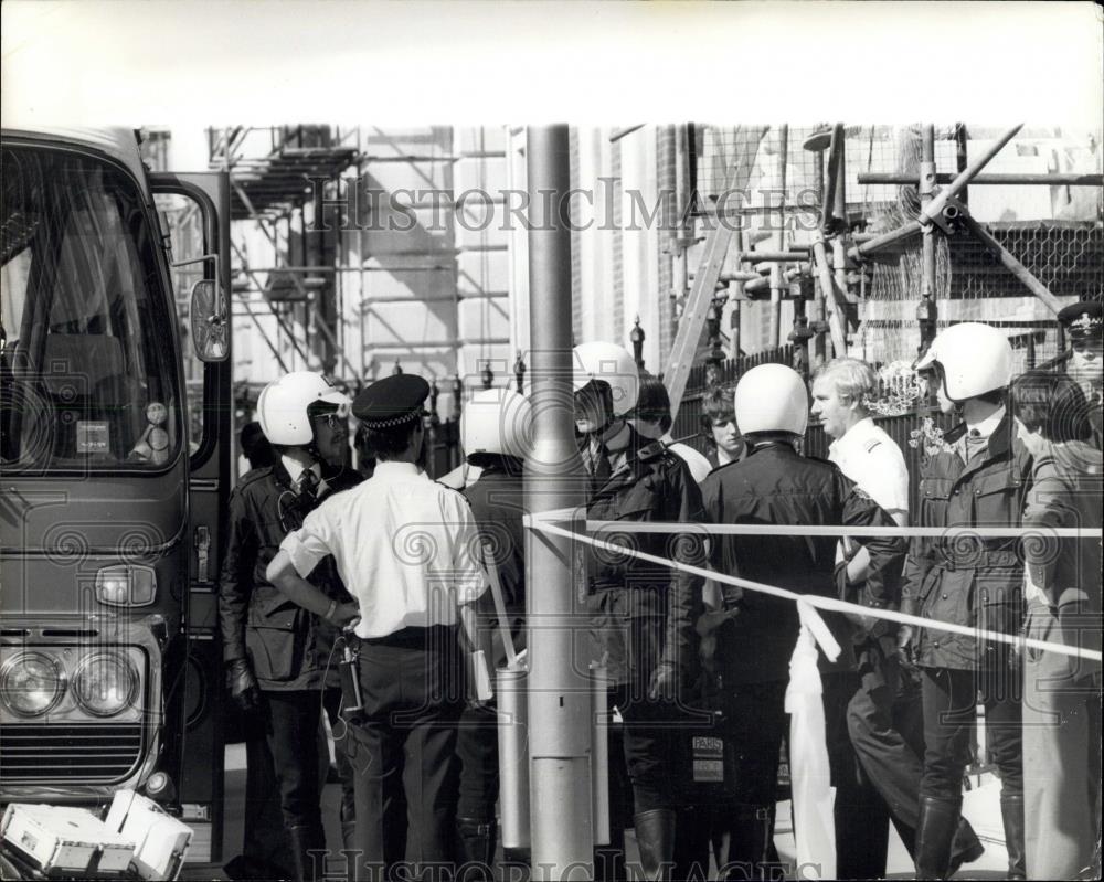 1978 Press Photo Heavy Police guard on Israeli Air Crews at the Europa Hotel - Historic Images