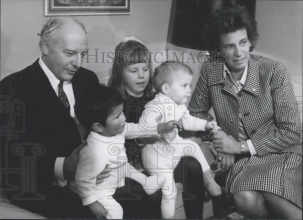 1971 Press Photo Federal Foreign Minister Scheel&#39;s Family Adopts A Little Indian - Historic Images