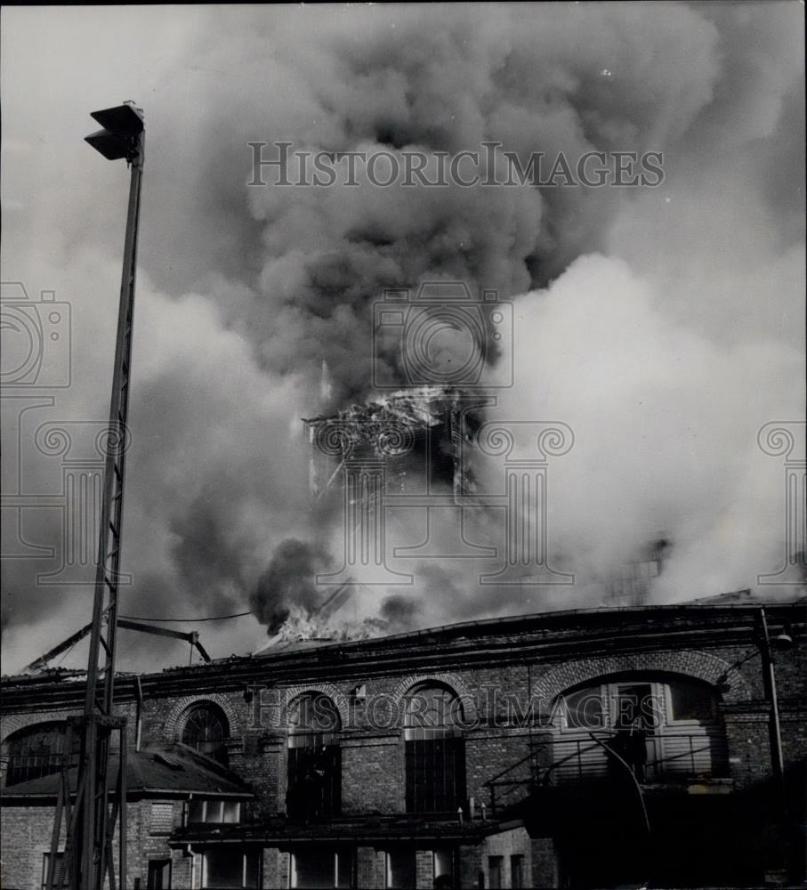 1953 Press Photo Burmeister &amp; Wain shipyard on fire in Copenhagen - Historic Images