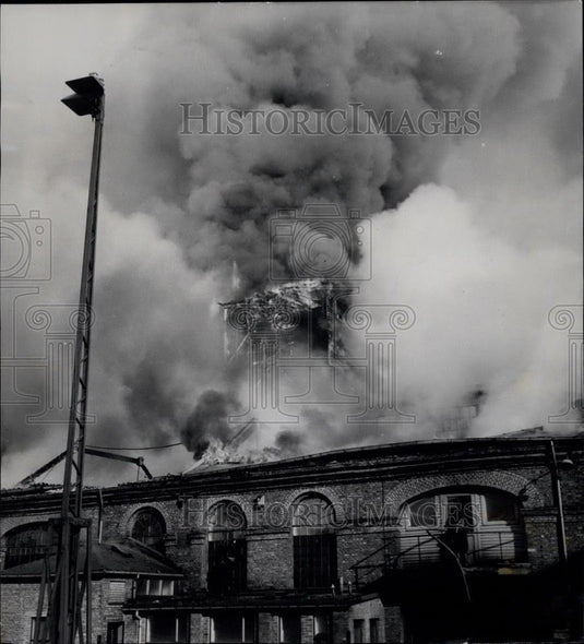 1953 Press Photo Burmeister & Wain shipyard on fire in Copenhagen - Historic Images