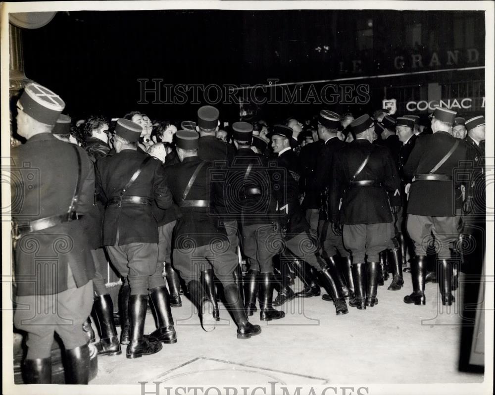 1957 Press Photo Paris Police Hold Back Crowd To See Queen Elizabeth At Opera - Historic Images