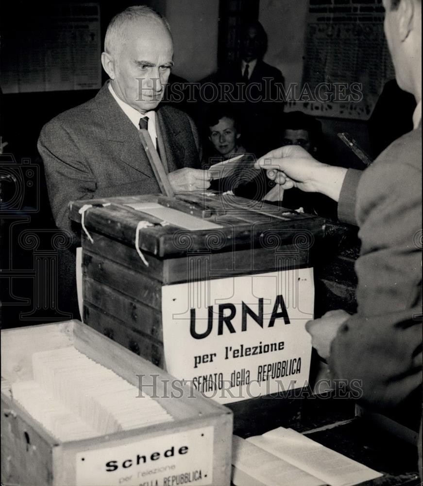 1953 Press Photo Luigi Einaudi Voting - Historic Images
