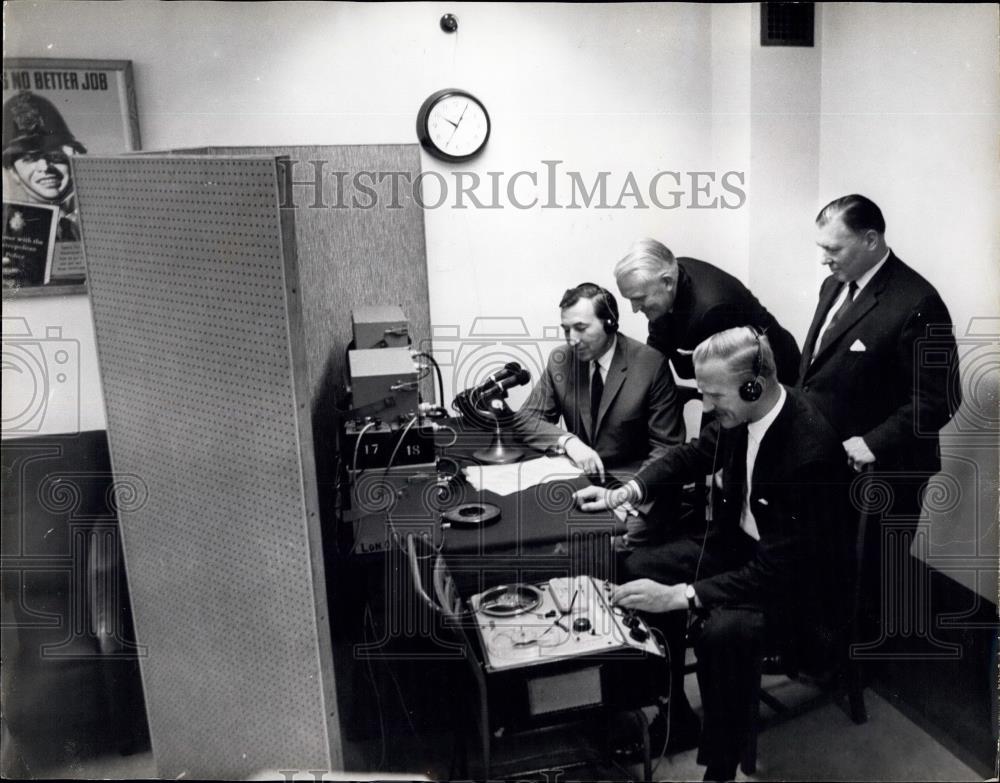 1964 Press Photo Setting up Scotland Yard Radio Station - Historic Images