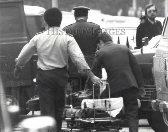 1980 Press Photo Stretcher at Iranian embassy in London for terrorist victim - Historic Images