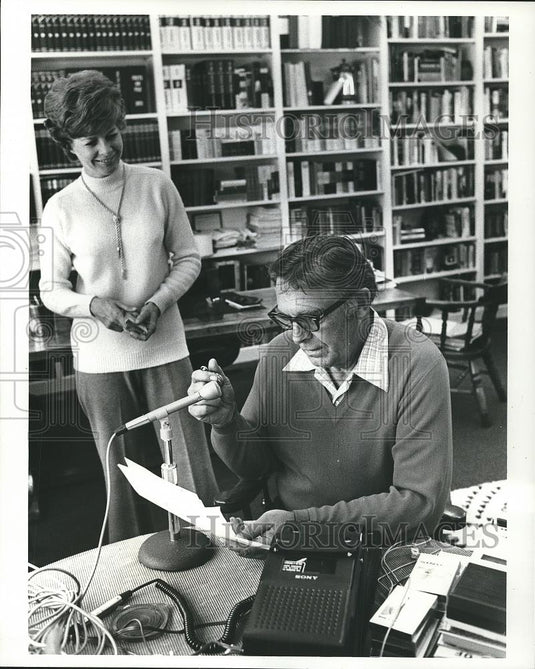 1972 Press Photo Chet Huntley Records Commentary Spots - cvp26595 - Historic Images