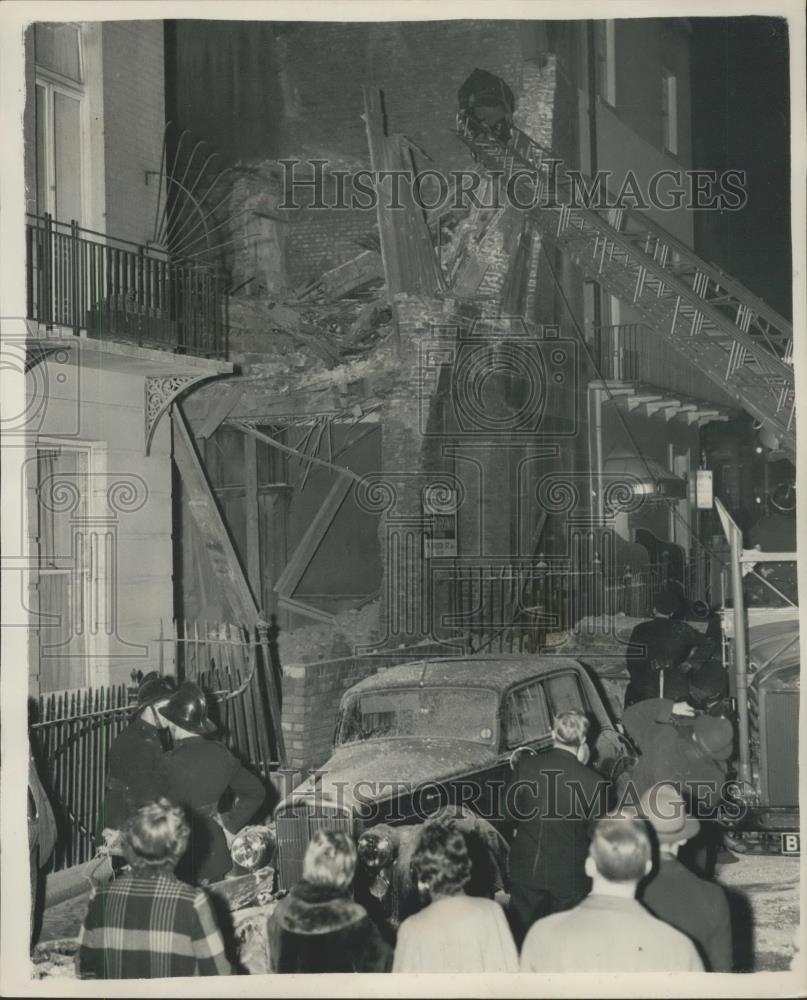 1955 Press Photo Cars destroyed when derelict bombed building collapsed - Historic Images