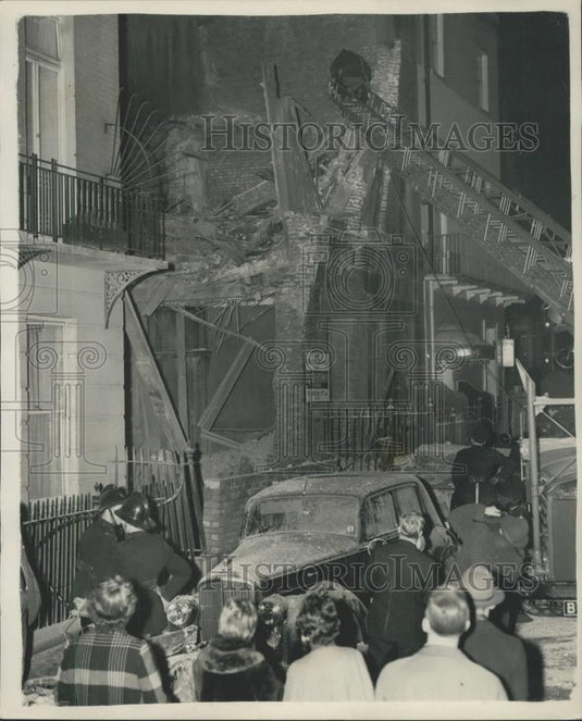 1955 Press Photo Cars destroyed when derelict bombed building collapsed - Historic Images