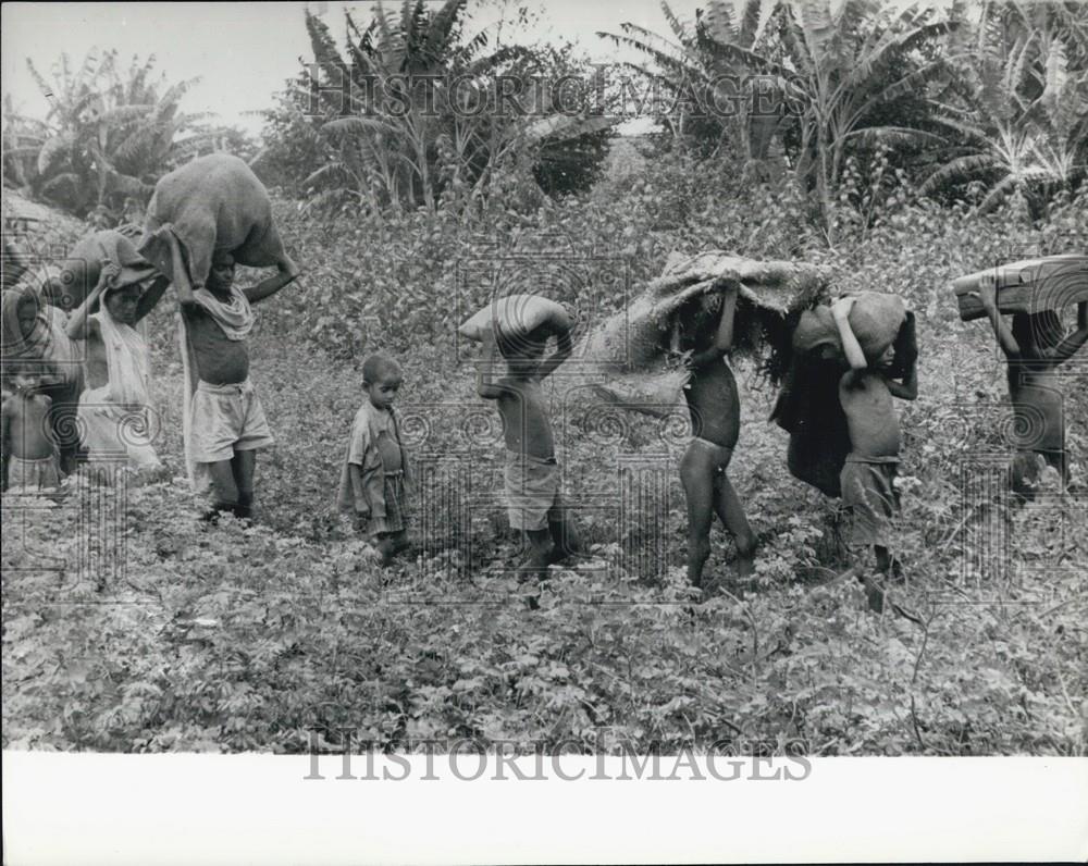 1974 Press Photo Bangladesh people leaving area due to floods - Historic Images