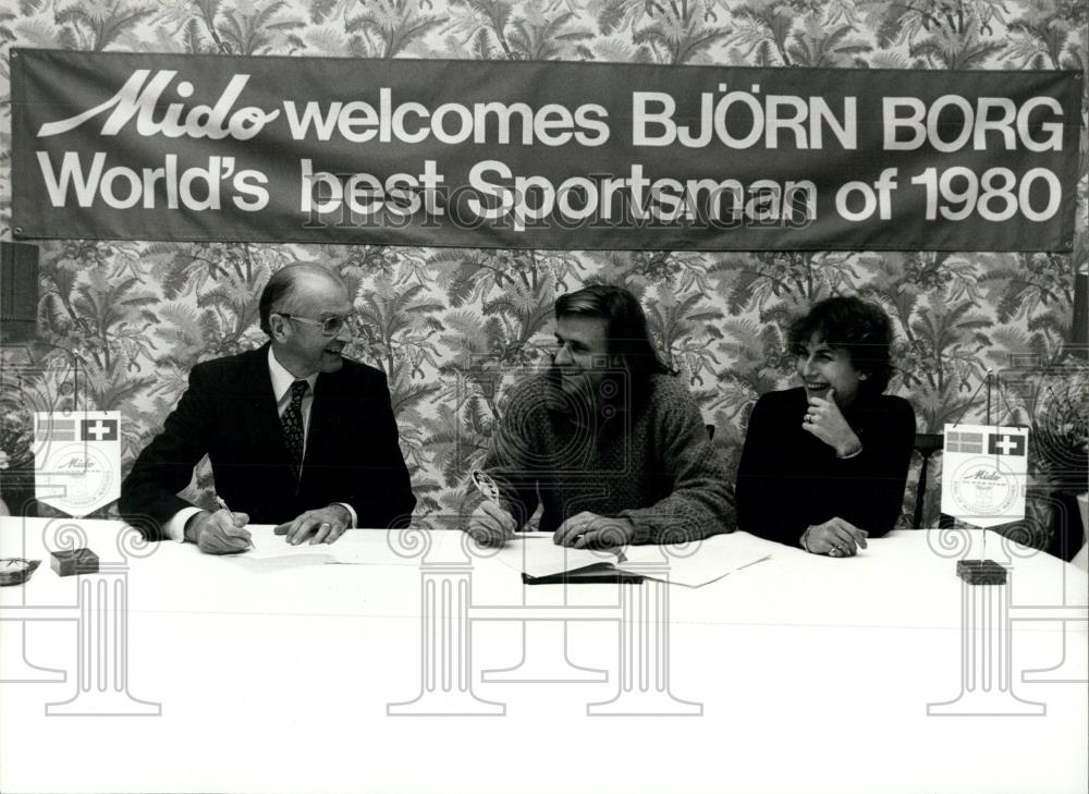 1981 Press Photo Bjorn Borg signs advertising contract with Watchmaker Mido - Historic Images