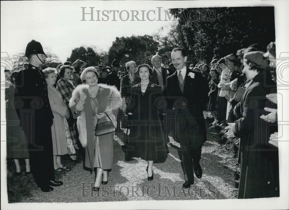 1956 Press Photo Queen Mother and Princess Margaret seen walking from the church - Historic Images