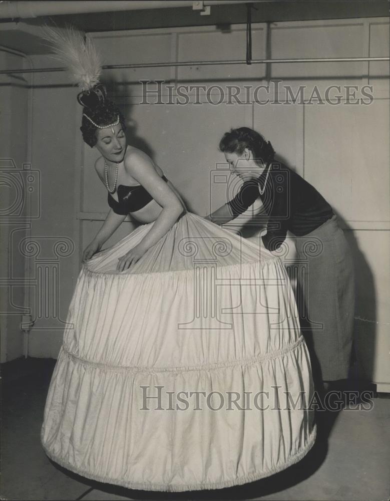 Press Photo Jo Anne Lee in the ice pantomime &quot;Sleeping Beauty&quot; - Historic Images