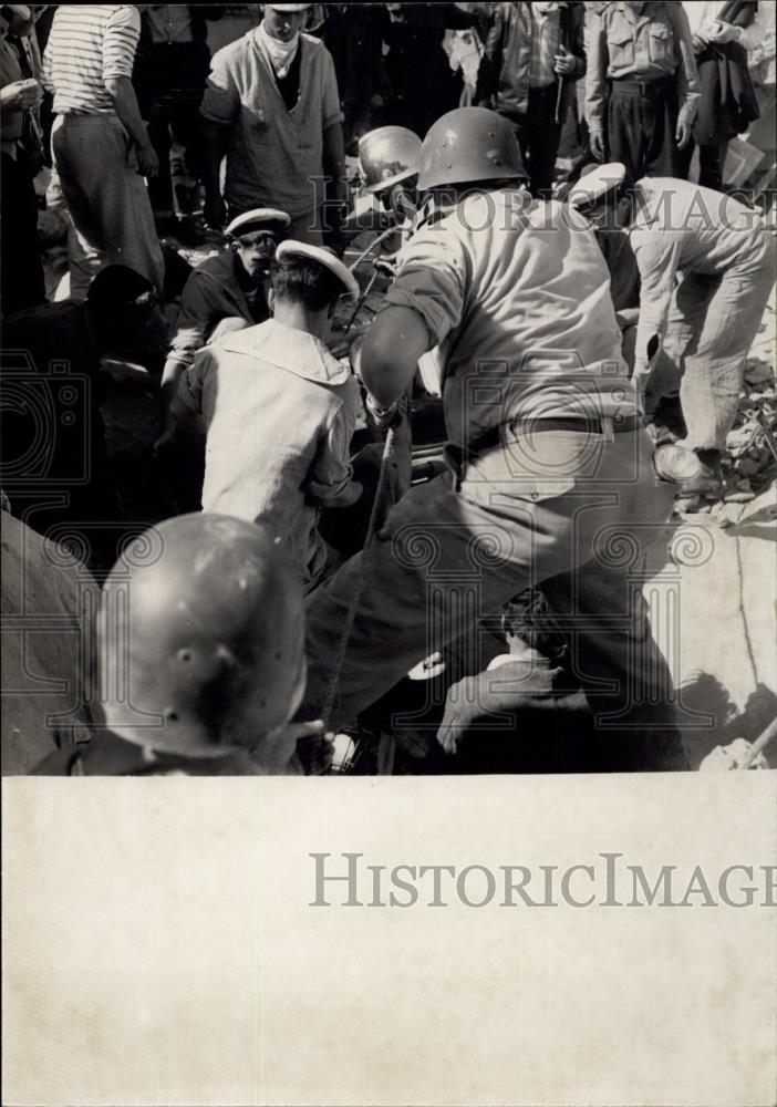 Press Photo Workers Rescuing Earthquake Victim - Historic Images