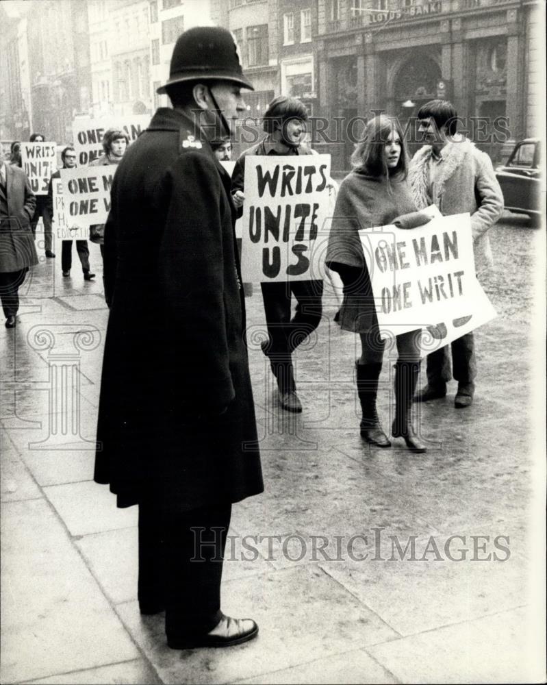 1968 Press Photo Students In Protest Demonstration Outside Law Courts - Historic Images