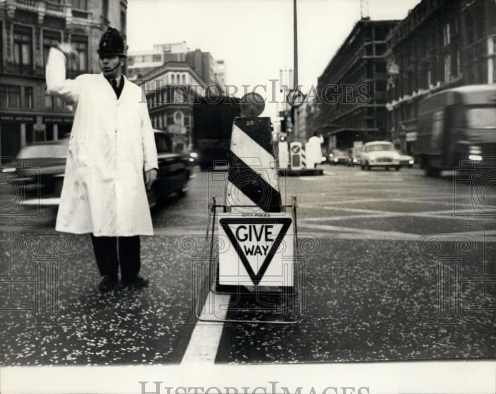 1970 Press Photo British Police Officer Directs Traffic In Ludgate Circus - Historic Images