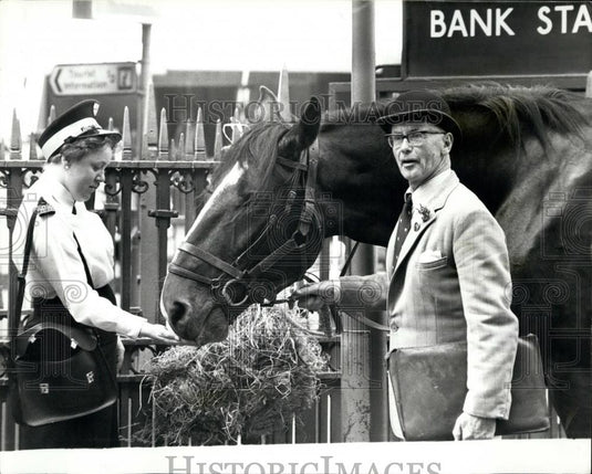 Press Photo Horse Now Arriving At Bank Station - Historic Images