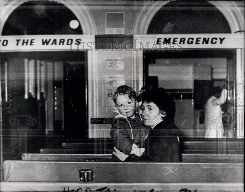Press Photo Mrs. Hellen Archibald &amp; son David at hospital,Husband was shot - Historic Images