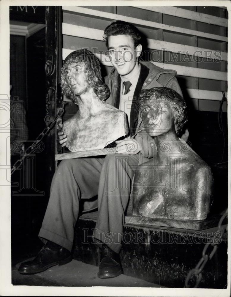 1953 Press Photo Graham Eccles of Lee Green with two art exhibits - Historic Images