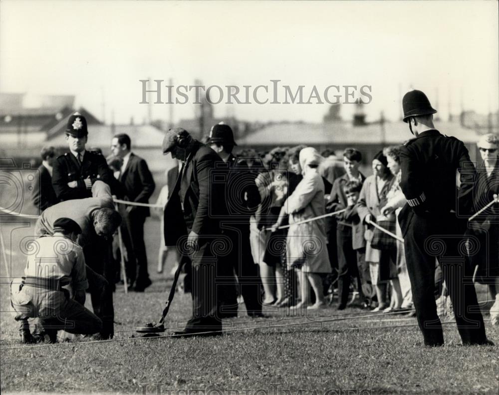 1966 Press Photo members of the Bomb Disposal Units watched by police - Historic Images