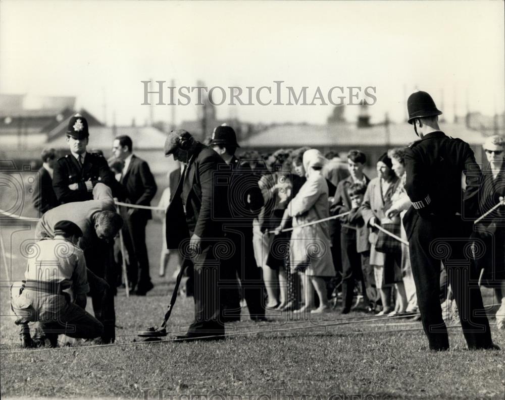 1966 Press Photo members of the Bomb Disposal Units watched by police - Historic Images