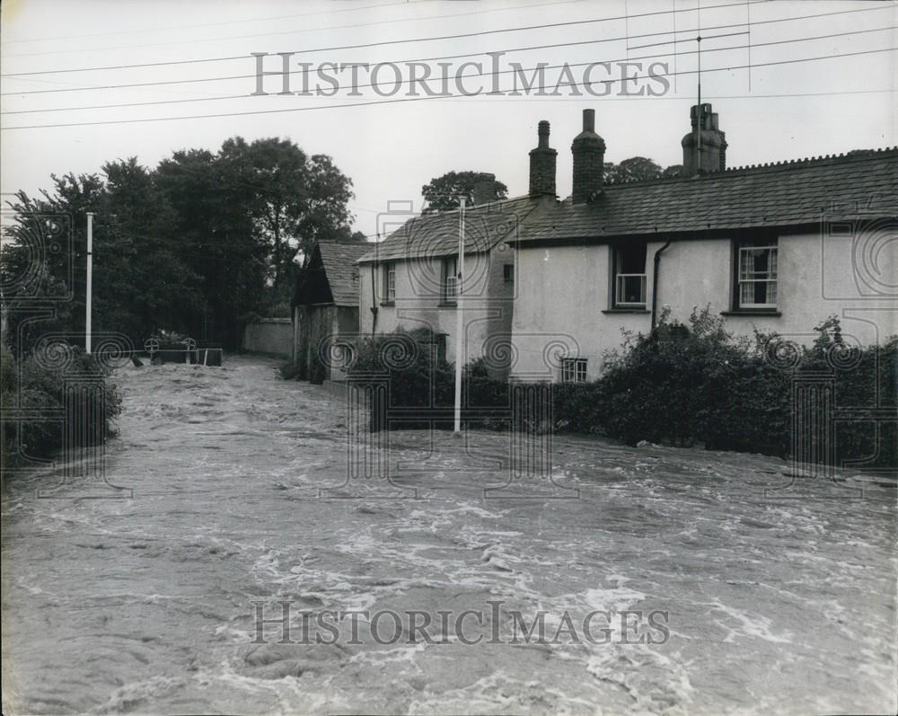 1958 Press Photo Floods Come To Plymouth - Historic Images