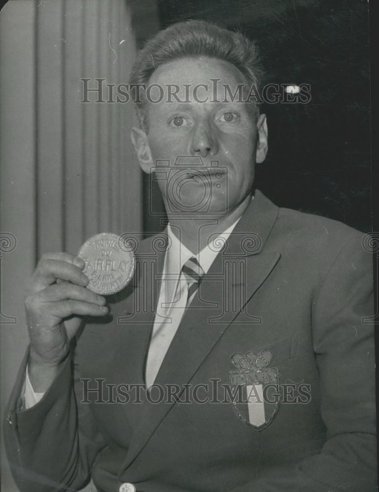 1965 Press Photo UNESCO Fair Play Trophy Awarded to Bobsled Champ Eugenio Monti - Historic Images