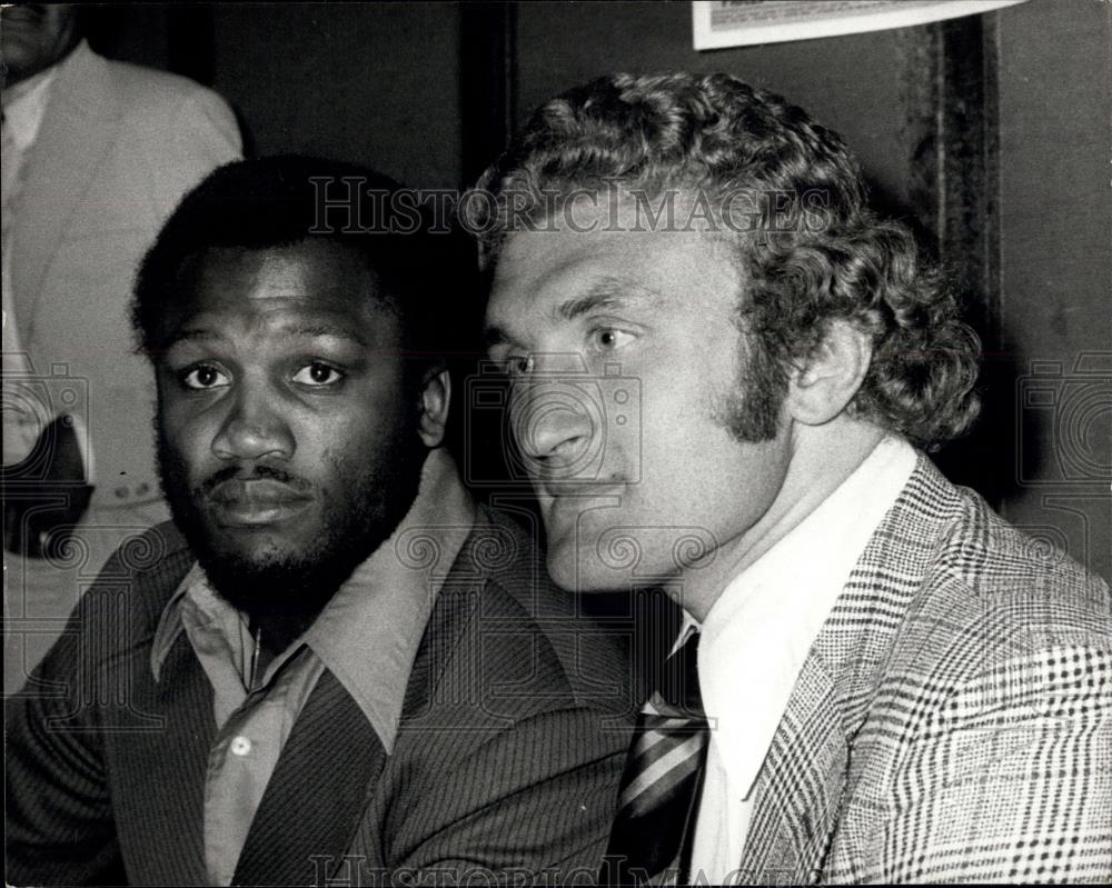 1973 Press Photo Joe Bugner and former world heavyweight champion, Joe Frazier - Historic Images