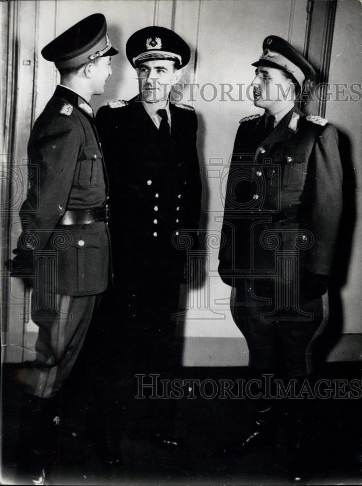 Press Photo 3 Men In Uniform Talking - Historic Images