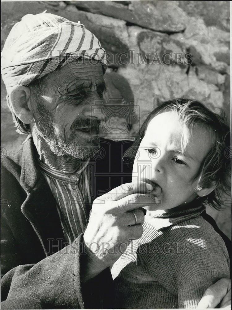 Press Photo Man feeding his baby - Historic Images