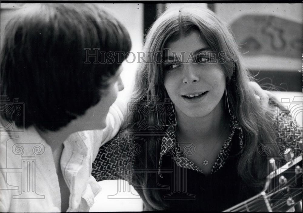 Press Photo male and female with guitar - Historic Images