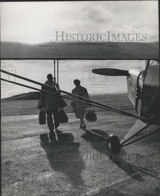1960 Press Photo The Somerton-Rayners Leave Airplane - Historic Images