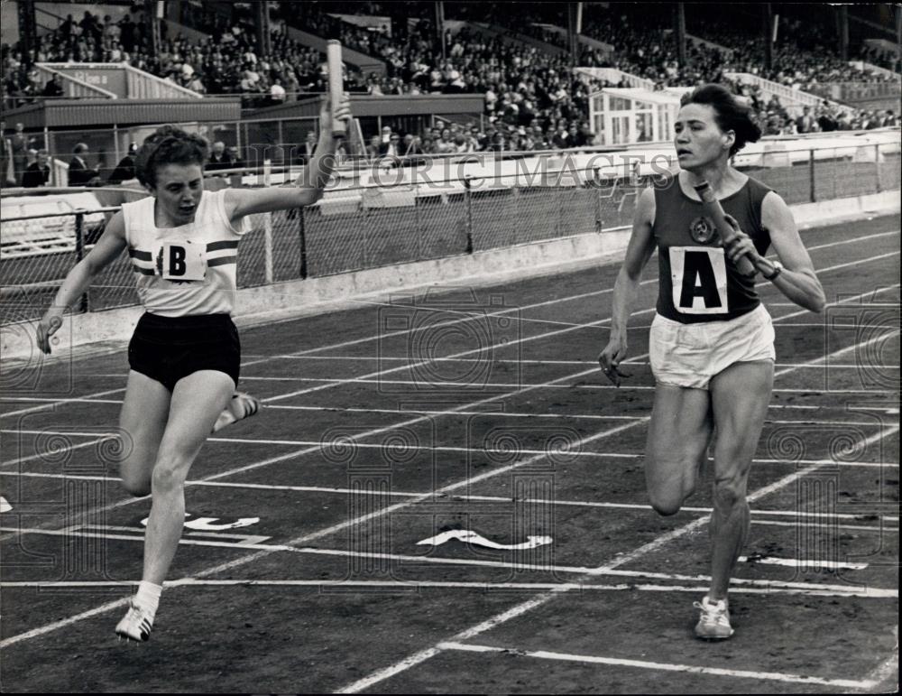 1966 Press Photo Britain wins 4 x 100 metres relay at British AA meet - Historic Images