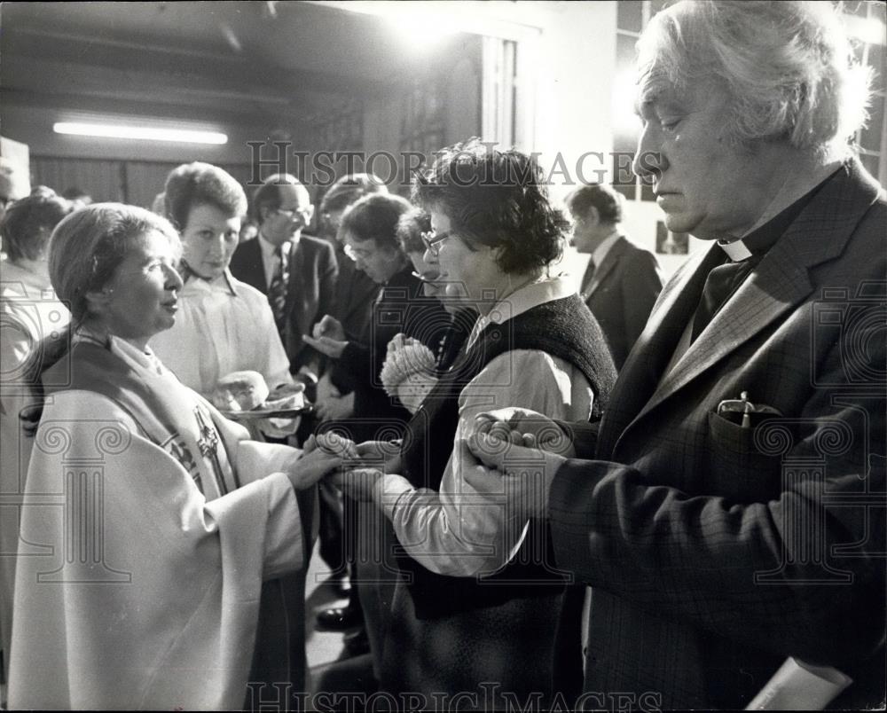 1976 Press Photo First Ordained Women To Publicity Celebrate Anglican Holy Comm - Historic Images