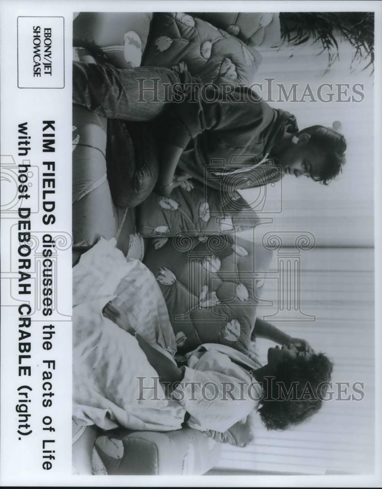 1986 Press Photo Kim Fields discusses the Facts of Life with Deborah Crable - Historic Images