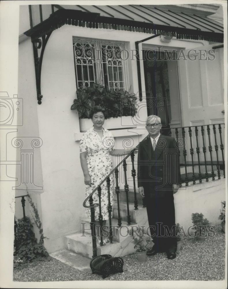 1955 Press Photo Mr. and Mrs. Nishi in the Japanese Embassy Gardens - Historic Images