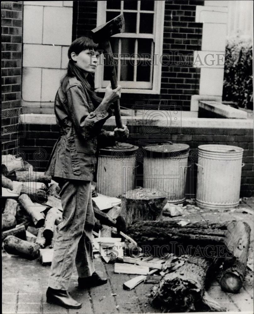 Press Photo Secret Ceremony Film Actress Mia Farrow Chopping Wood Scene - Historic Images